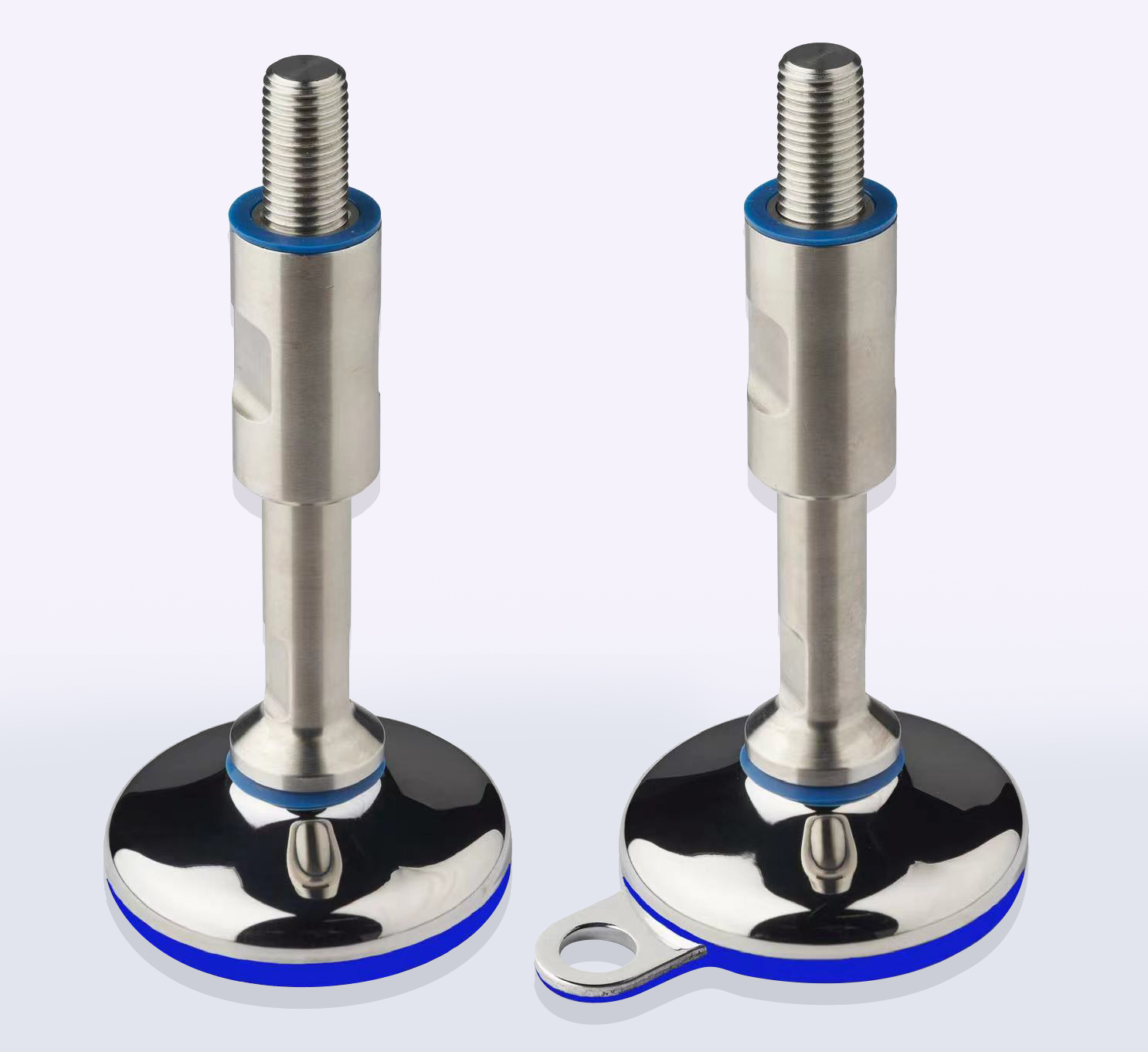 Twee glanzend metalen RVS hygiënische stelvoeten met schroefdraadbouten aan de bovenkant; de ene voet heeft een ronde basis en de andere heeft een soortgelijke basis met een bevestigde ring aan de zijkant.