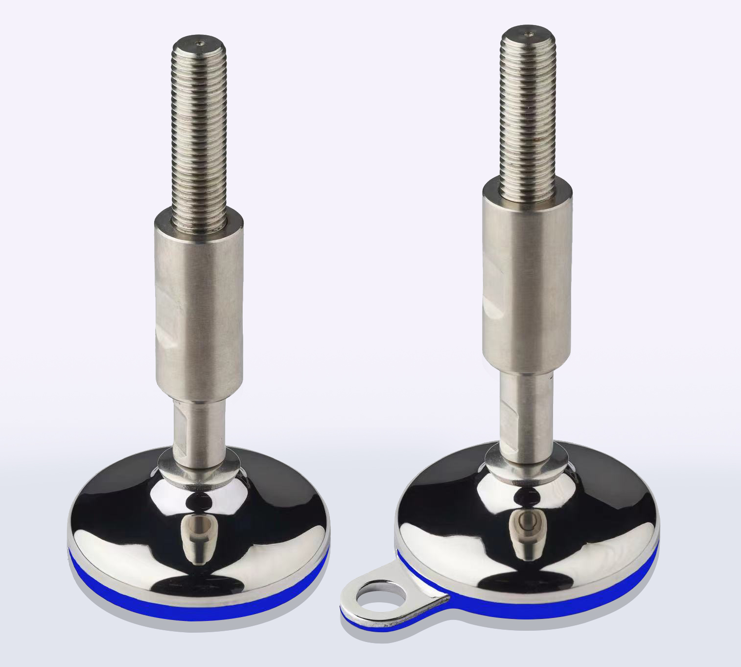 Twee RVS hygiënische stelvoeten met draadstangen en gepolijste, ronde voetstukken; één voetstuk is voorzien van een blauwe ring en een metalen lipje met een gaatje, wat zorgt voor stabiliteit en hygiëne in industriële toepassingen.