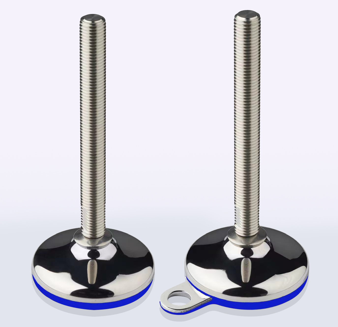 Twee metalen RVS hygiënische stelvoeten met ronde voet en draadstangen. De ene voet heeft een aangehechte zijring, de andere niet. Beide hebben een reflecterende, gepolijste afwerking en een dunne blauwe strook rond de onderrand.